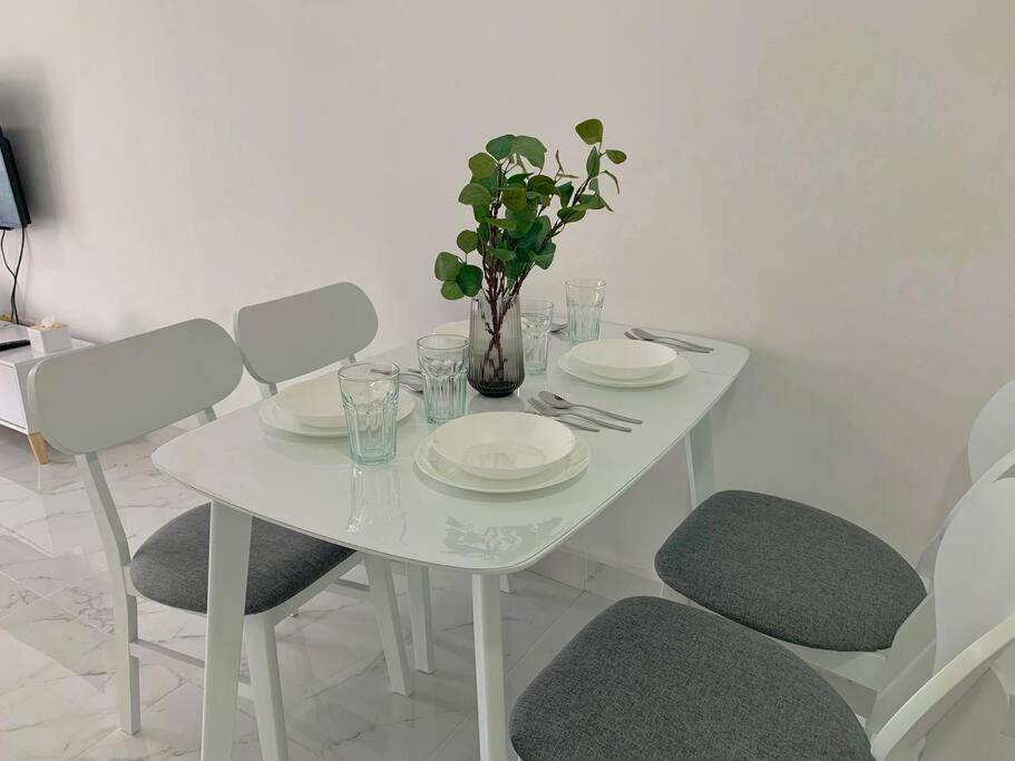 Netflix 2 Bedroom Troika 1812 Apartment