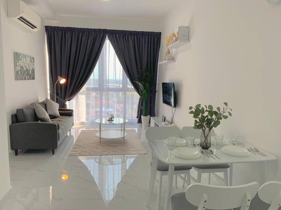 Netflix 2 Bedroom Troika 1812 Kota Bharu