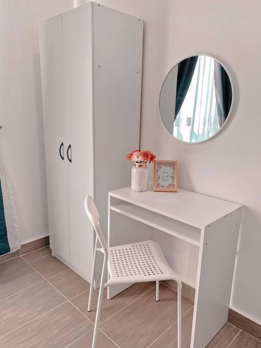 Netflix 2 Bedroom Troika 1812 Apartment